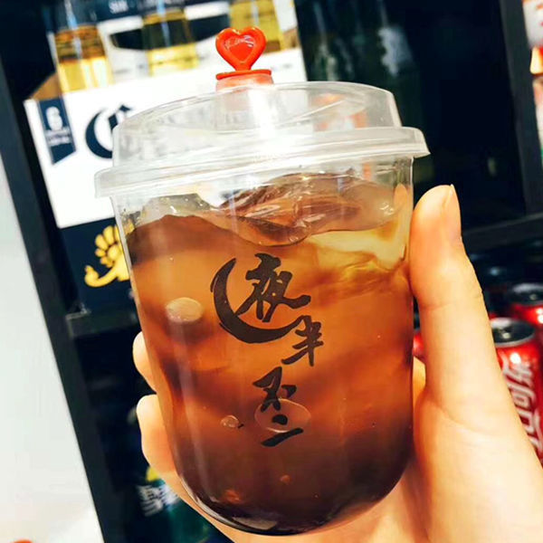 6 màu In cốc nhựa dùng một lần 700ml có nắp đậy và biểu tượng tùy chỉnh ống hút